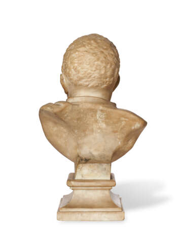 A WHITE MARBLE BUST OF A CHILD WEARING A MEDALLION - Foto 4