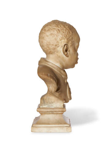 A WHITE MARBLE BUST OF A CHILD WEARING A MEDALLION - Foto 5