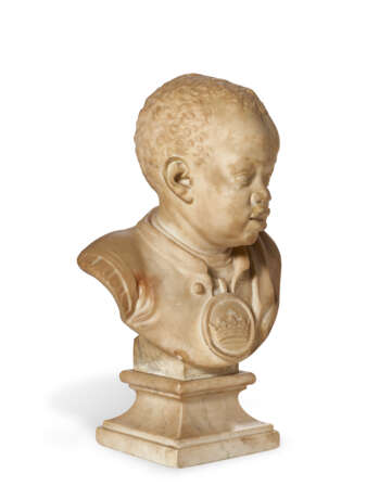 A WHITE MARBLE BUST OF A CHILD WEARING A MEDALLION - Foto 6