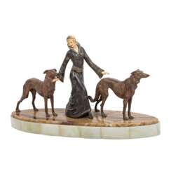BILDHAUER/IN DES 19./20. Jh., Belgien oder Frankreich, Art-Déco-Figurengruppe "Dame mit zwei Windhunden",