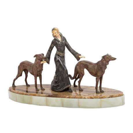BILDHAUER/IN DES 19./20. Jh., Belgien oder Frankreich, Art-Déco-Figurengruppe "Dame mit zwei Windhunden", - Foto 1