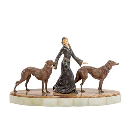 BILDHAUER/IN DES 19./20. Jh., Belgien oder Frankreich, Art-Déco-Figurengruppe "Dame mit zwei Windhunden", - фото 2