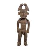 Skulptur einer magischen männlichen Figur. KAMERUN/AFRIKA, um 1900 oder älter. - фото 1