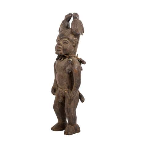 Skulptur einer magischen männlichen Figur. KAMERUN/AFRIKA, um 1900 oder älter. - фото 4