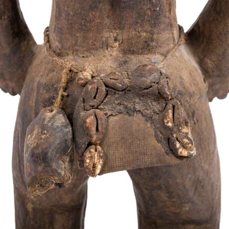 Skulptur einer magischen männlichen Figur. KAMERUN/AFRIKA, um 1900 oder älter. - Foto 7