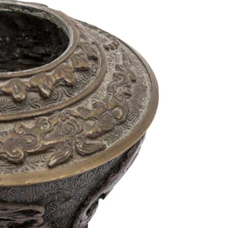 Vase aus Bronze. CHINA, - фото 9