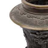 Vase aus Bronze. CHINA, - фото 11