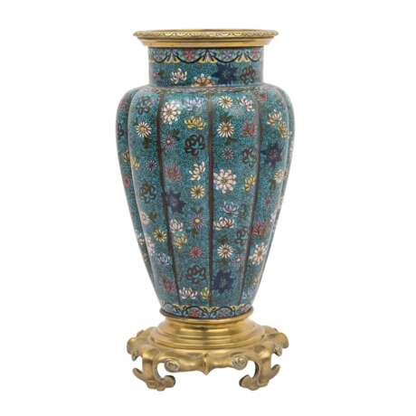 Cloisonné-Vase in Ormolu-Montierung. CHINA, 19. Jh., - Foto 1