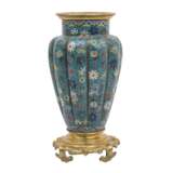 Cloisonné-Vase in Ormolu-Montierung. CHINA, 19. Jh., - Foto 1