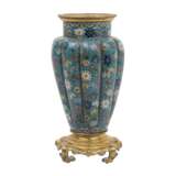 Cloisonné-Vase in Ormolu-Montierung. CHINA, 19. Jh., - фото 2