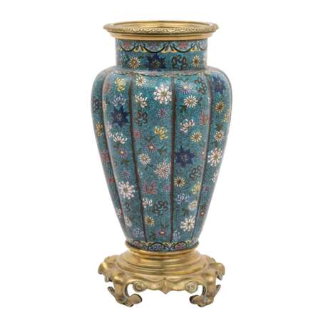 Cloisonné-Vase in Ormolu-Montierung. CHINA, 19. Jh., - Foto 3