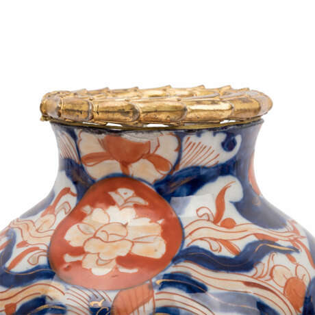 2 Imari-Vasen und 1 Imari-Cachepot mit Ormolu-Montierung, JAPAN: - Foto 4