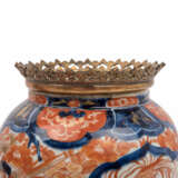2 Imari-Vasen und 1 Imari-Cachepot mit Ormolu-Montierung, JAPAN: - photo 5