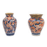 2 Imari-Vasen und 1 Imari-Cachepot mit Ormolu-Montierung, JAPAN: - фото 11