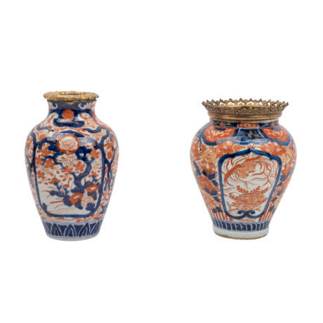 2 Imari-Vasen und 1 Imari-Cachepot mit Ormolu-Montierung, JAPAN: - фото 12