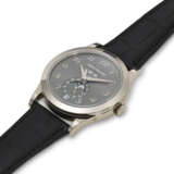 PATEK PHILIPPE, REF. 5396G-014, A VERY FINE 18K WHITE GOLD ANNUAL CALENDAR WRISTWATCH WITH MOON PHASES - Foto 2