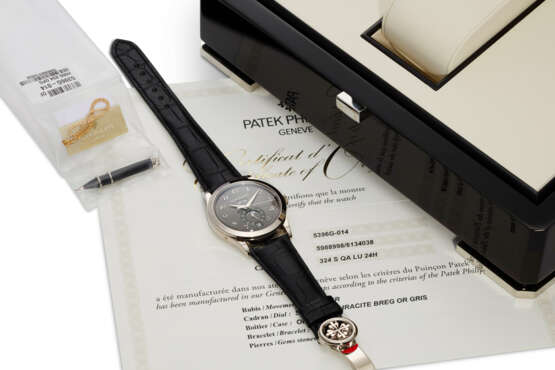PATEK PHILIPPE, REF. 5396G-014, A VERY FINE 18K WHITE GOLD ANNUAL CALENDAR WRISTWATCH WITH MOON PHASES - Foto 4