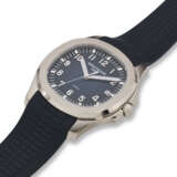 PATEK PHILIPPE, REF. 5168G-001, AQUANAUT, A FINE 18K WHITE GOLD WRISTWATCH WITH DATE, RETAILED & SIGNED BY TIFFANY & CO. - Foto 2