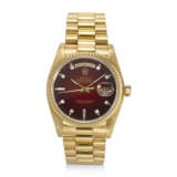 ROLEX, REF. 18038, DAY DATE, AN 18K YELLOW GOLD WRISTWATCH ON BRACELET WITH OXBLOOD VIGNETTE DIAL AND DIAMOND HOUR MARKERS - Foto 1