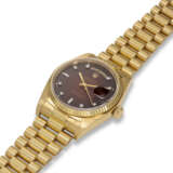 ROLEX, REF. 18038, DAY DATE, AN 18K YELLOW GOLD WRISTWATCH ON BRACELET WITH OXBLOOD VIGNETTE DIAL AND DIAMOND HOUR MARKERS - Foto 2