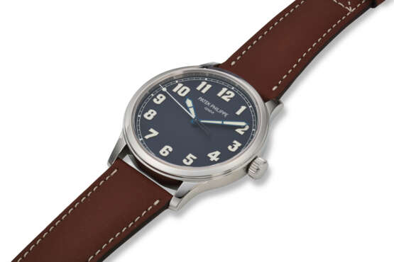 PATEK PHILIPPE, REF. 5522A-001 PILOT, A RARE STEEL WRISTWATCH MADE FOR THE NEW YORK GRAND EXHIBITION IN A LIMITED EDITION OF 600, RETAILED BY TIFFANY & CO. - фото 2