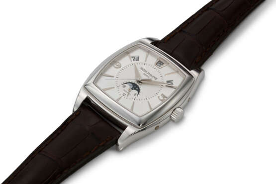 PATEK PHILIPPE, REF. 5135G-001,”GONDOLO CALENDORIO” A FINE 18K WHITE GOLD TONNEAU SHAPED ANNUAL CALENDAR WRISTWATCH WITH MOON PHASES, RETAILED & SIGNED BY TIFFANY & CO. - Foto 2