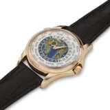 PATEK PHILIPPE, REF. 5131R-001, A FINE ATTRACTIVE 18K ROSE GOLD WORLD TIME WRISTWATCH WITH CLOISONN&#201; ENAMEL DIAL DEPICTING THE ASIA PACIFIC CONTINENTS AND THE AMERICAS - Foto 2