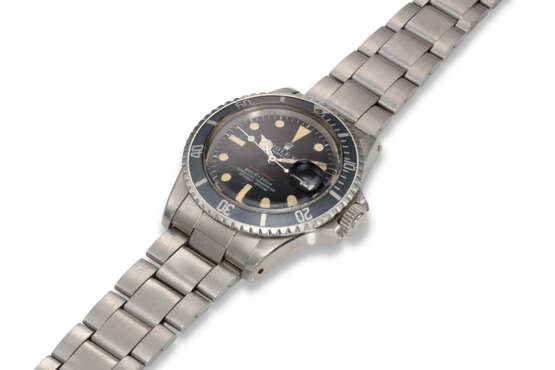 ROLEX, REF. 1680, “RED SUBMARINER”, MK IV DIAL, A FINE STEEL DIVER’S WRISTWATCH ON BRACELET WITH DATE - Foto 3