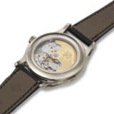 PATEK PHILIPPE, REF. 5205G-013, A FINE 18K WHITE GOLD ANNUAL CALENDAR WRISTWATCH WITH MOON PHASES - Foto 6
