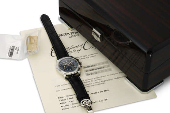 PATEK PHILIPPE, REF. 5070P-001, A FINE AND RARE PLATINUM CHRONOGRAPH WRISTWATCH WITH BLUE DIAL - Foto 4