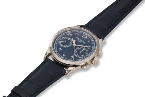 PATEK PHILIPPE, REF. 5170G-015, A VERY FINE AND EXTREMELY RARE 18K WHITE GOLD CHRONOGRAPH WITH SPECIAL ORDER BLUE BREGUET DIAL - фото 2