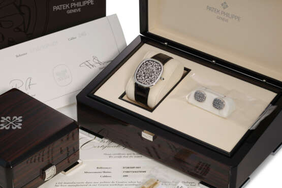 PATEK PHILIPPE, REF. 5738/50P-001, 50TH ANNIVERSARY EDITION, GOLDEN ELLIPSE, A FINE PLATINUM WRISTWATCH WITH BLACK GRAND FEU ENAMEL HAND ENGRAVED DIAL, AND MATCHING CUFFLINKS - photo 4