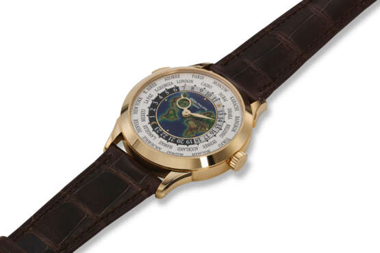 PATEK PHILIPPE, REF. 5231J-001, A FINE 18K YELLOW GOLD WORLD TIME WRISTWATCH WITH CLOISONN&#201; ENAMEL DIAL DEPICTING THE AMERICAS, EURASIA, AND AFRICA - photo 2