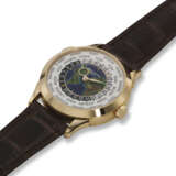 PATEK PHILIPPE, REF. 5231J-001, A FINE 18K YELLOW GOLD WORLD TIME WRISTWATCH WITH CLOISONN&#201; ENAMEL DIAL DEPICTING THE AMERICAS, EURASIA, AND AFRICA - Foto 2
