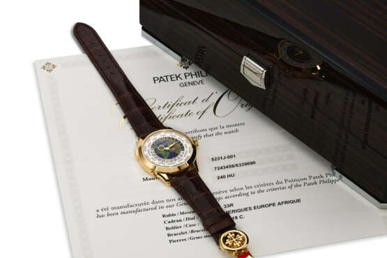 PATEK PHILIPPE, REF. 5231J-001, A FINE 18K YELLOW GOLD WORLD TIME WRISTWATCH WITH CLOISONN&#201; ENAMEL DIAL DEPICTING THE AMERICAS, EURASIA, AND AFRICA - Foto 4