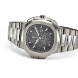 PATEK PHILIPPE, REF. 5990/1A-001, NAUTILUS, A FINE STEEL DUAL TIME FLY-BACK CHRONOGRAPH WRISTWATCH - Foto 2