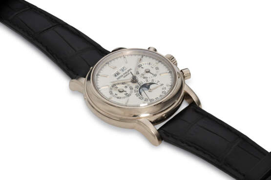 PATEK PHILIPPE, REF. 3970EG, A VERY FINE 4TH SERIES 18K WHITE GOLD PERPETUAL CALENDAR CHRONOGRAPH WRISTWATCH, WITH MOON PHASES AND LEAP YEAR INDICATOR - Foto 3