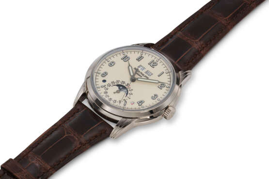 PATEK PHILIPPE, REF. 5320G-001, A FINE 18K WHITE GOLD PERPETUAL CALENDAR WRISTWATCH WITH LEAP YEAR INDICATOR, MOON PHASES, AND DAY-NIGHT DISPLAY - Foto 2
