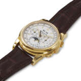 PATEK PHILIPPE, REF. 5970J-001, A FINE 18K YELLOW GOLD PERPETUAL CALENDAR CHRONOGRAPH WRISTWATCH WITH LEAP YEAR INDICATOR AND MOON PHASES - Foto 2