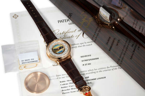 PATEK PHILIPPE, REF. 5531R-012, A VERY FINE 18K ROSE GOLD MINUTE REPEATING WORLD TIME WRISTWATCH WITH CLOISONN&#201; ENAMEL DIAL DEPICTING THE LAVAUX VINEYARDS ON THE SHORES OF LAKE GENEVA - photo 5