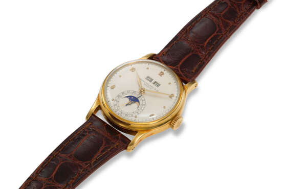 PATEK PHILIPPE, REF. 1526J, A FINE AND RARE 18K YELLOW GOLD PERPETUAL CALENDAR WRISTWATCH WITH MOON PHASES - Foto 2