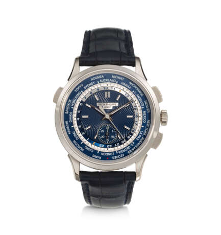 PATEK PHILIPPE, REF. 5930G-001, A FINE 18K WHITE GOLD WORLD TIME FLY-BACK CHRONOGRAPH WRISTWATCH WITH BLUE GUILLOCHE DIAL - Foto 1