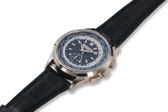 PATEK PHILIPPE, REF. 5930G-001, A FINE 18K WHITE GOLD WORLD TIME FLY-BACK CHRONOGRAPH WRISTWATCH WITH BLUE GUILLOCHE DIAL - photo 2