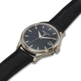 PATEK PHILIPPE, REF. 5227G-010, A FINE BLACK DIAL 18K WHITE GOLD WRISTWATCH WITH DATE AND OFFICER’S CASEBACK - Foto 2