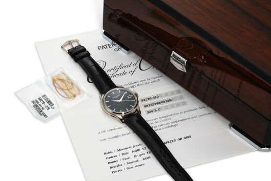 PATEK PHILIPPE, REF. 5227G-010, A FINE BLACK DIAL 18K WHITE GOLD WRISTWATCH WITH DATE AND OFFICER’S CASEBACK - Foto 5