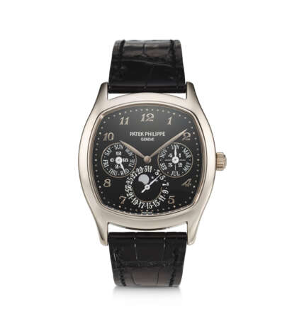 PATEK PHILIPPE, REF. 5940G-010, A FINE 18K WHITE GOLD TONNEAU SHAPED PERPETUAL CALENDAR WRISTWATCH WITH LEAP YEAR INDICATOR AND MOON PHASES - Foto 1