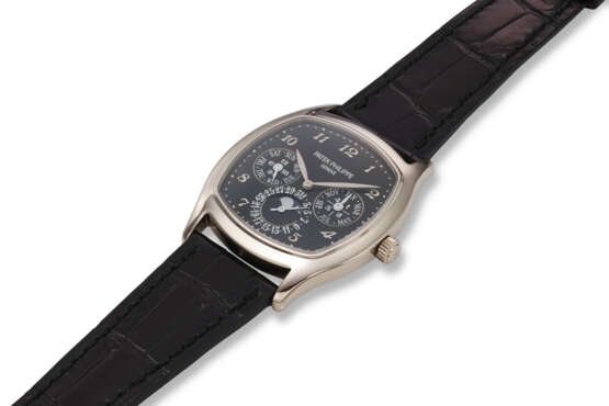 PATEK PHILIPPE, REF. 5940G-010, A FINE 18K WHITE GOLD TONNEAU SHAPED PERPETUAL CALENDAR WRISTWATCH WITH LEAP YEAR INDICATOR AND MOON PHASES - Foto 2