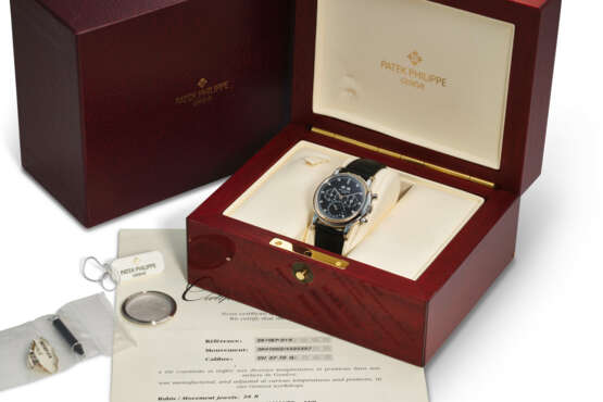 PATEK PHILIPPE, REF. 3970EP-019, A FINE 4TH SERIES PLATINUM PERPETUAL CALENDAR CHRONOGRAPH WRISTWATCH WITH MOON PHASES AND BLACK DIAL WITH DIAMOND HOUR MARKERS - photo 4