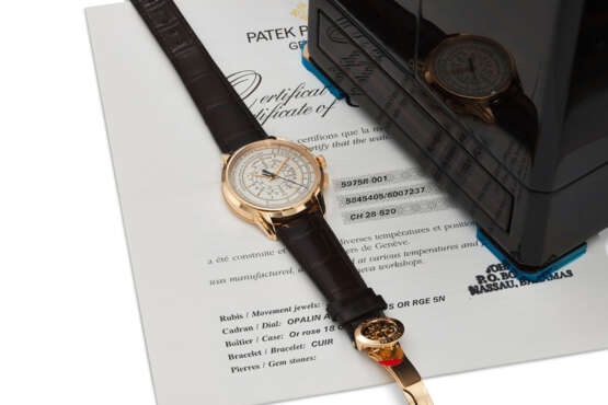 PATEK PHILIPPE, REF. 5975R-001, A FINE 18K ROSE GOLD MULTI-SCALE CHRONOGRAPH WRISTWATCH, MADE TO COMMEMORATE THE 175TH ANNIVERSARY OF PATEK PHILIPPE - Foto 4