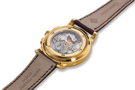 PATEK PHILIPPE, REF. 5070J-001, A FINE AND DESIRABLE 18K YELLOW GOLD CHRONOGRAPH WRISTWATCH WITH BLACK DIAL - Foto 3